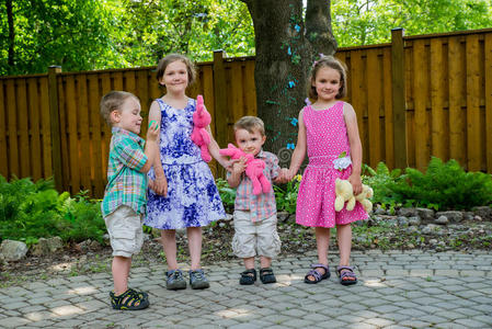 手拉手儿童图片