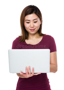 女性使用笔记本电脑