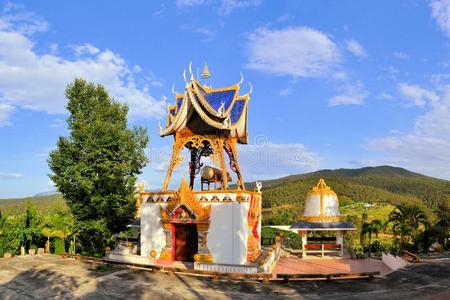 泰国北部一座乡村寺庙的钟楼