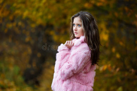 穿着粉红色皮毛外套的漂亮女孩