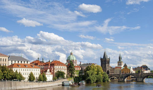 查尔斯桥在布拉格，在一个阳光明媚的日子，捷克共和国。 欧洲的首都。