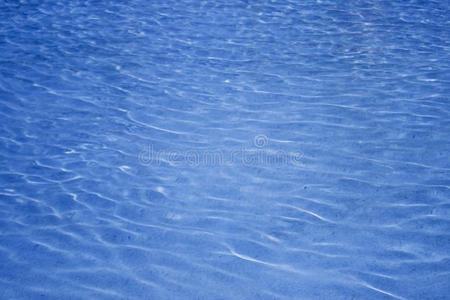明亮的蓝色游泳池水