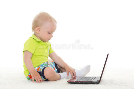 带笔记本电脑的男婴。
