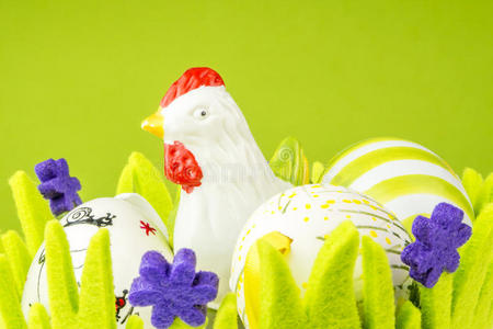 复活节彩蛋和绿色篮子由织物制成