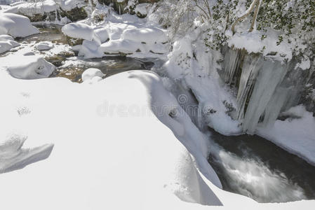 西班牙拉里奥哈普恩特拉的冰冻瀑布
