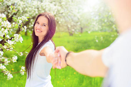 蒲公英 春天 男人 苹果 花园 女孩 幸福 青年 天空 温暖