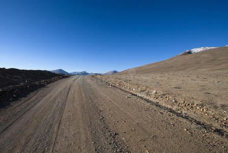 美丽的风景沙漠山谷的乡村道路。 洛基M