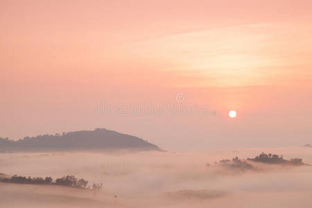 雾覆盖了群山和朝阳