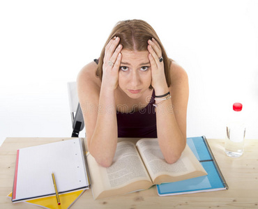 大学生女孩在大学考试中担心压力疲劳和考试压力