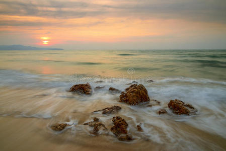 海浪冲击着海滩上的岩石