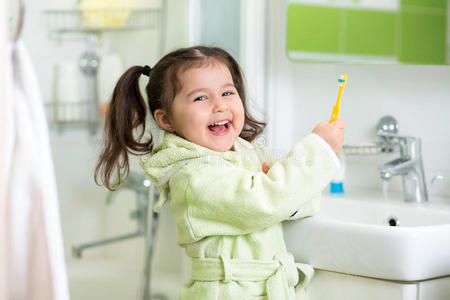 小女孩在洗澡刷牙