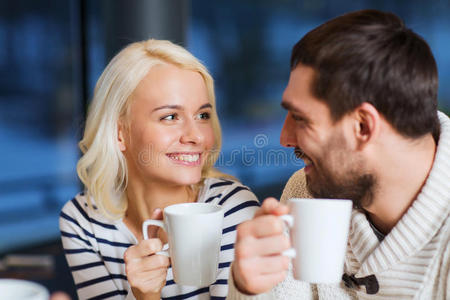 幸福的情侣相聚，喝茶或喝咖啡