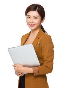亚洲女商人拿着笔记本电脑