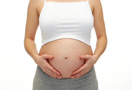 靠近孕妇触摸她裸露的肚子