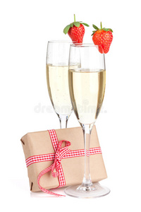 香槟加草莓和礼品盒