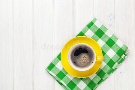 白色木制桌子上的咖啡杯