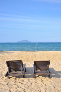 沙滩上的沙滩椅子。 休息，放松，假日，水疗，度假村与复制空间区域。