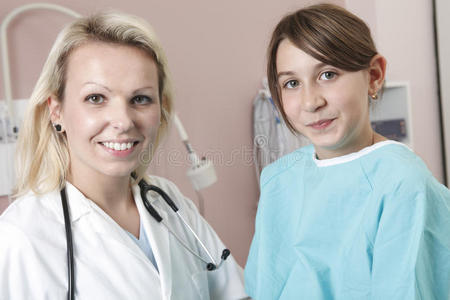 快乐的小女孩在医生那里做检查