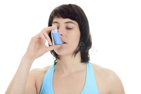 特写一位年轻女子使用吸入器的照片