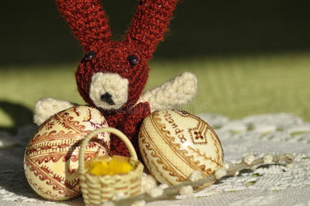 复活节。 圣诞节的象征。 兔子，鸡肉和鸡蛋。 柳枝。