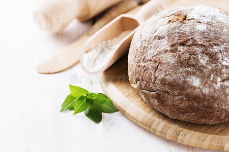 新鲜烘焙的黑麦面包芯在白色的木制背景上