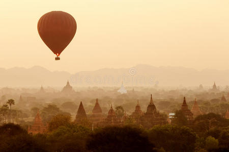 日出时在佛寺上空的气球