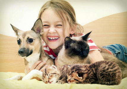 小狗 动物 女孩 友谊 小孩 可爱的 乐趣 青年 宠物 儿童