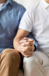 幸福男同性恋情侣牵手特写照片