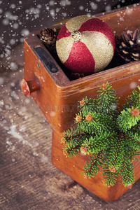 木制背景上的装饰性圣诞作文。