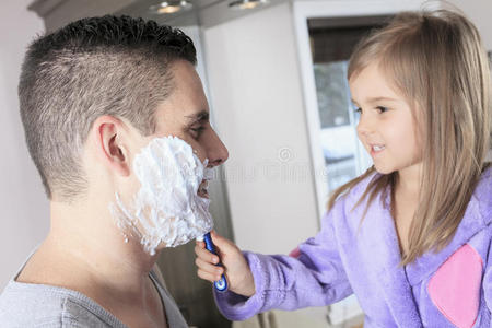 父亲和他的女儿在浴室刮胡子