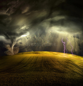 暴雨中前行狂风暴雨中的龙卷风照片