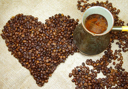 咖啡豆的Cezve和心形图案