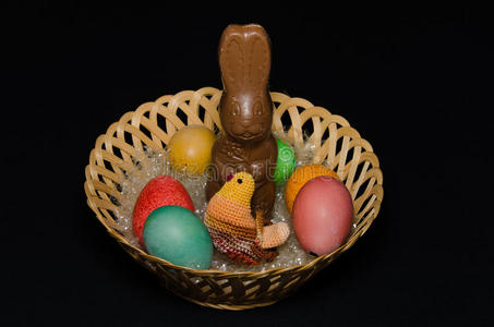 复活节篮子与巧克力兔子和复活节