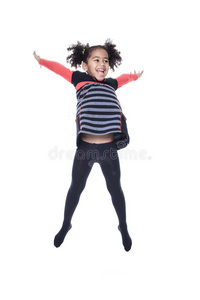 一个可爱的非裔美国小女孩孤立地跳
