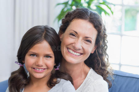 女儿 女孩 沙发 黑发 服装 白种人 家庭 感情 头发 公寓