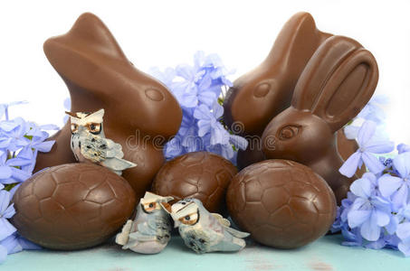 复活节巧克力兔子和复活节彩蛋