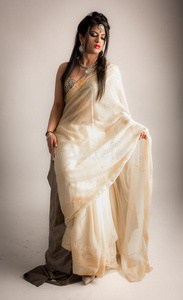 美丽时髦女模特穿着奶油白色连衣裙的美丽的印度女模特照片