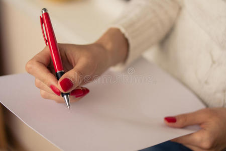 女性在纸上手写