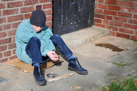 乞讨的男孩照片