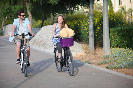 夫妇 适合 运动 自行车 夏天 男人 微笑 假期 远足 招聘