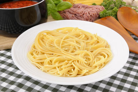一碗意大利意大利面和烹饪配料