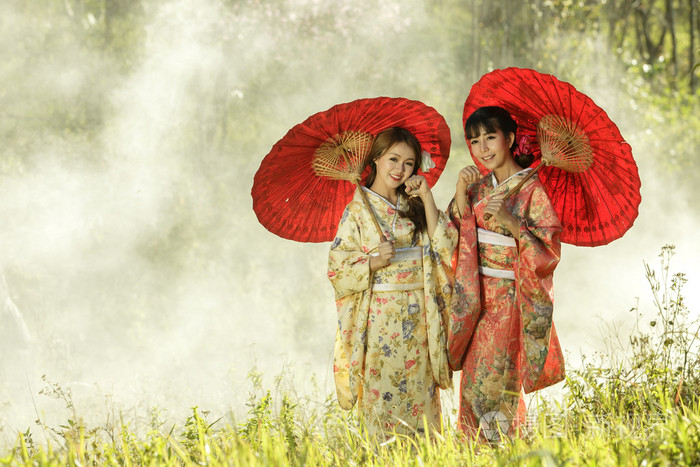 几个亚洲妇女穿着传统日本和服和红色 u照片-正版商用图片1oq8ud-摄图
