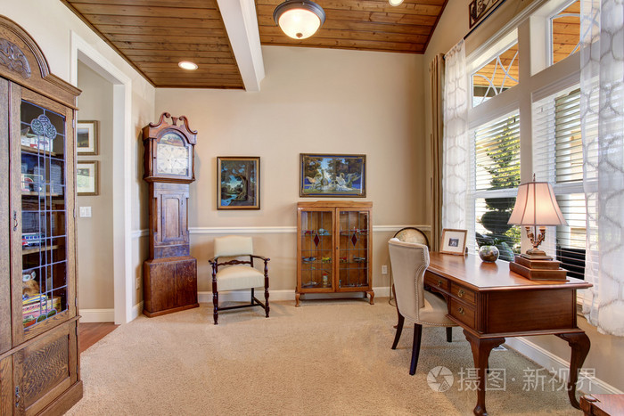 与老式的家具和地毯地板的家庭办公室