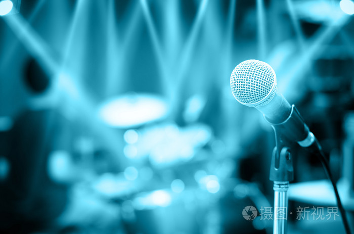 音乐家背景上的麦克风