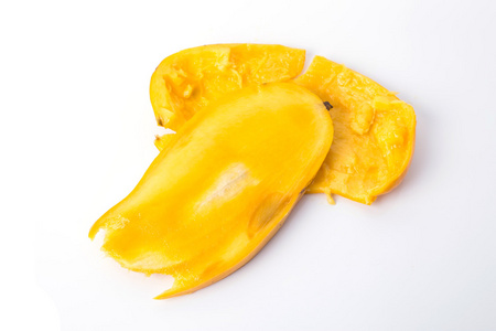 皮芒果黄白色背景上孤立图片