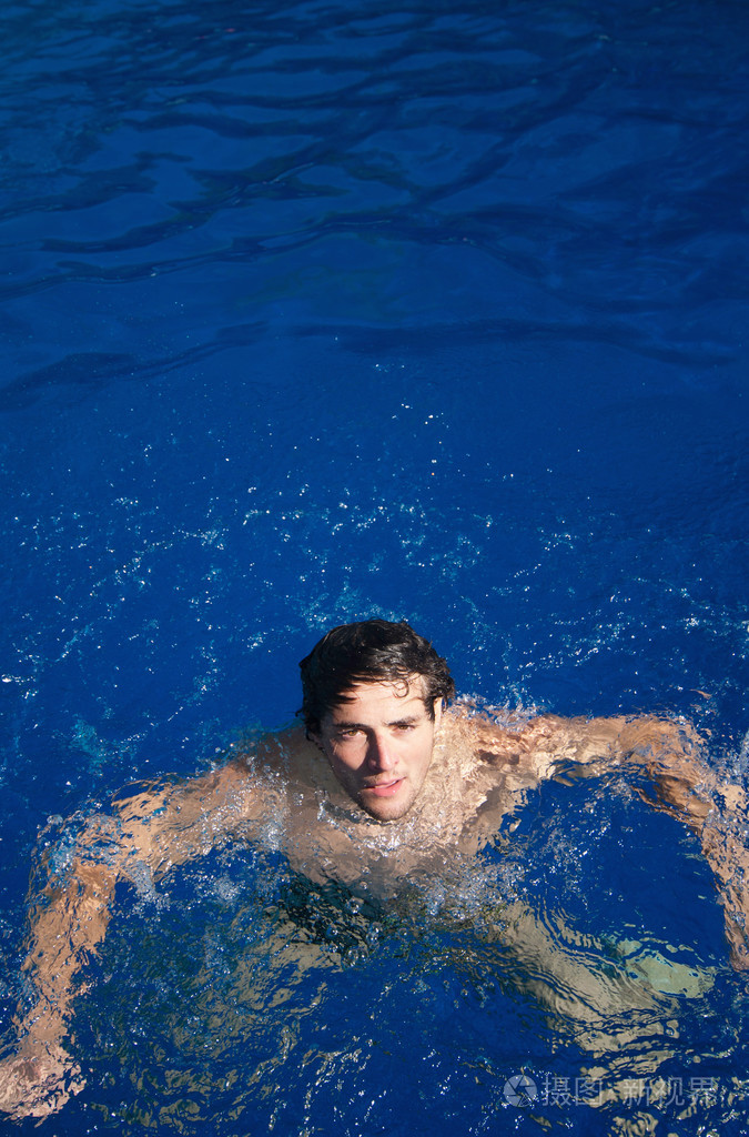 有魅力的年轻人在水中