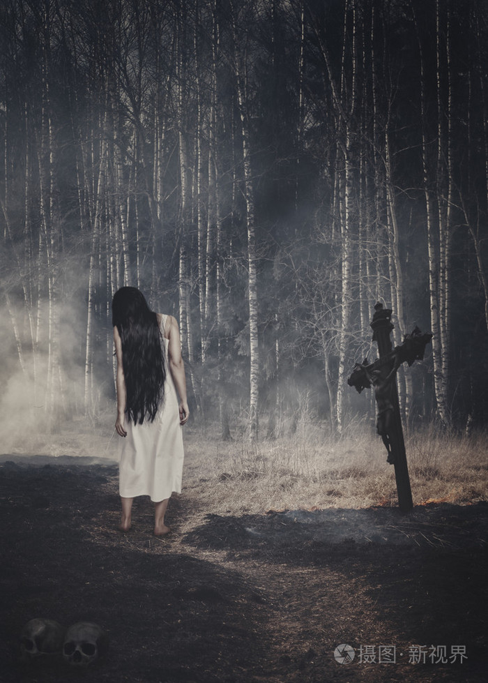 在通往黑暗的万圣节森林的鬼照片-正版商用图片1oqija-摄图新视界