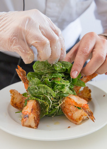 厨师用生菜叶子装饰皇家虾菜图片