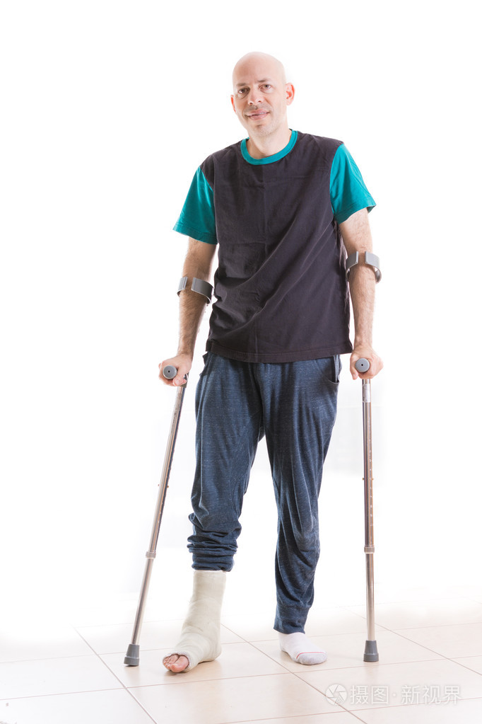 投下的一条腿和拐杖的年轻人