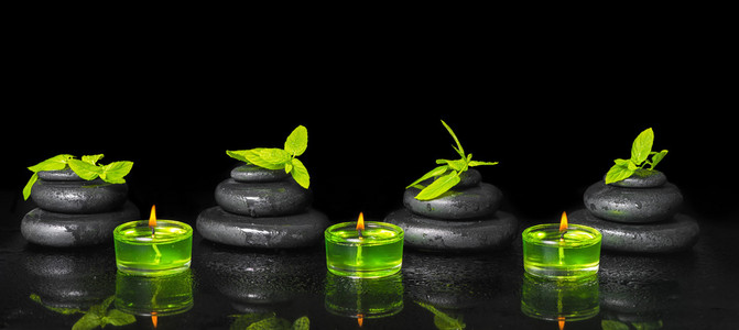 水疗中心背景的金字塔禅玄武岩石头与水滴,mi照片